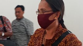 Selviana Motong, guru honor pada SD Wairotang yang sempat 