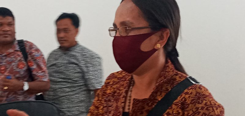 Selviana Motong, guru honor pada SD Wairotang yang sempat 