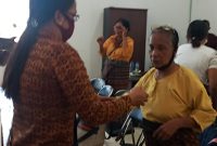 Momen ajakan damai guru honor ditolak Kepala SD Wairotang, di ruang Komisi 3 DPRD Sikka, Kamis (27/8)