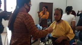Momen ajakan damai guru honor ditolak Kepala SD Wairotang, di ruang Komisi 3 DPRD Sikka, Kamis (27/8)