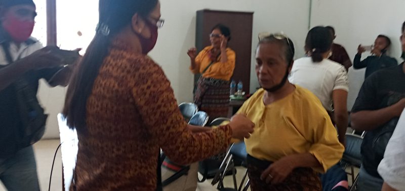 Momen ajakan damai guru honor ditolak Kepala SD Wairotang, di ruang Komisi 3 DPRD Sikka, Kamis (27/8)