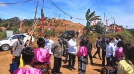 Menteri PUPR Basuki Hadimuljono di lokasi Bendungan Napung Gete, Rabu (5/8) (foto: istimewa