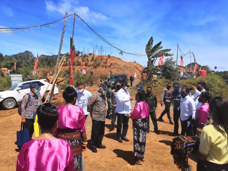 Menteri PUPR Basuki Hadimuljono di lokasi Bendungan Napung Gete, Rabu (5/8) (foto: istimewa