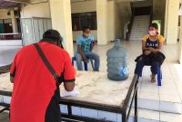 Petugas pada posko lokasi karantina sedang mengambil data pelaku perjalanan, Jumat (7/8) (foto: istimewa)