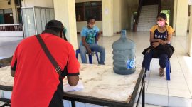 Petugas pada posko lokasi karantina sedang mengambil data pelaku perjalanan, Jumat (7/8) (foto: istimewa)