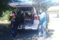 Pasutri pelaku perjalanan dibawa ke lokasi karantina terpusat, Jumat (7/8) (foto: istimewa)