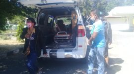 Pasutri pelaku perjalanan dibawa ke lokasi karantina terpusat, Jumat (7/8) (foto: istimewa)