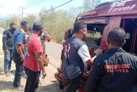 Tim Satgas Covid Sikka menghadang bus Larantuka-Maumere untuk menyisir penumpang KM Sirimau, Selasa (11/8) (foto: istimewa)