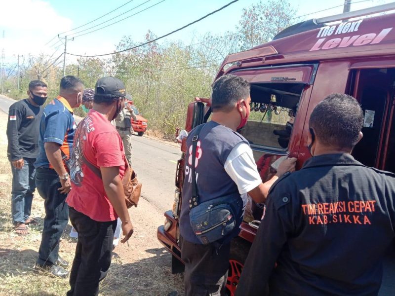 Tim Satgas Covid Sikka menghadang bus Larantuka-Maumere untuk menyisir penumpang KM Sirimau, Selasa (11/8) (foto: istimewa)