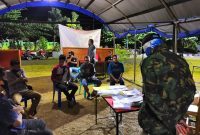 Penelusuran dokumen hasil rapid test di Posko BPBD lokasi karantina terpusat, Rabu (19/8) malam
