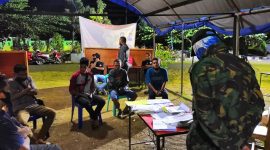 Penelusuran dokumen hasil rapid test di Posko BPBD lokasi karantina terpusat, Rabu (19/8) malam