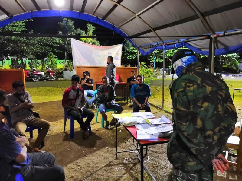 Penelusuran dokumen hasil rapid test di Posko BPBD lokasi karantina terpusat, Rabu (19/8) malam
