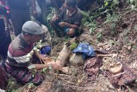 Sejumlah warga berada di lokasi penemuan kerangka manusia, Kamis (27/8) (foto: istimewa)