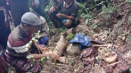 Sejumlah warga berada di lokasi penemuan kerangka manusia, Kamis (27/8) (foto: istimewa)
