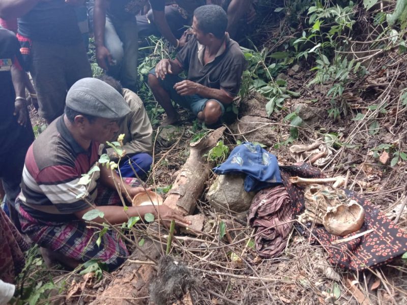 Sejumlah warga berada di lokasi penemuan kerangka manusia, Kamis (27/8) (foto: istimewa)