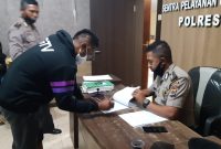 Anggota Brimob Maumere membuat laporan kepolisian atas tindakan pengeroyokan terhadap dirinya, Jumat (28/8) (foto: istimewa)