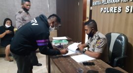 Anggota Brimob Maumere membuat laporan kepolisian atas tindakan pengeroyokan terhadap dirinya, Jumat (28/8) (foto: istimewa)