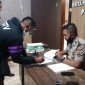 Anggota Brimob Maumere membuat laporan kepolisian atas tindakan pengeroyokan terhadap dirinya, Jumat (28/8) (foto: istimewa)