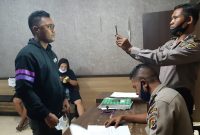 Anggota Brimob Maumere korban penganiayaan warga Nangahure sedang berada di SPKT Polres Sikka, Jumat (28/8) malam (foto: istimewa)