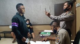 Anggota Brimob Maumere korban penganiayaan warga Nangahure sedang berada di SPKT Polres Sikka, Jumat (28/8) malam (foto: istimewa)