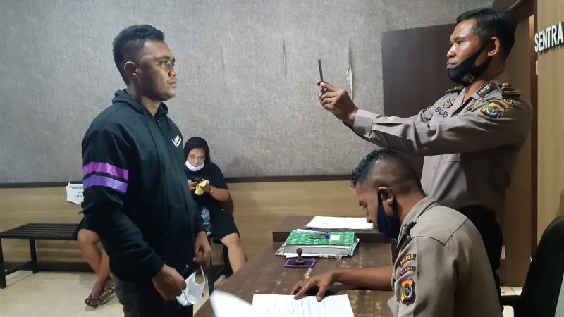 Anggota Brimob Maumere korban penganiayaan warga Nangahure sedang berada di SPKT Polres Sikka, Jumat (28/8) malam (foto: istimewa)