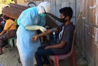 Petugas medis melakukan rapid test terhadap seorang pelajar SMPK Watukrus Bola, Sabtu (29/8) (foto: istimewa)