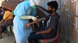 Petugas medis melakukan rapid test terhadap seorang pelajar SMPK Watukrus Bola, Sabtu (29/8) (foto: istimewa)