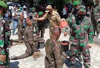 Dandim Sikka menyiram air kembang ke kepala seorang Prabinsa yang baru, Senin (31/8), di halaman Makodim Sikka (foto: istimewa)
