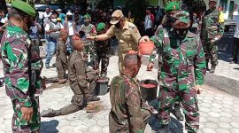 Dandim Sikka menyiram air kembang ke kepala seorang Prabinsa yang baru, Senin (31/8), di halaman Makodim Sikka (foto: istimewa)
