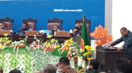 Ketua Fraksi PAN DPRD Sikka sedang membawakan pemandangan umum fraksi, Rabu (2/9) malam