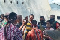 Puluhan masyarakat adat protes kepada Charles (baju kuning hitam, kacamata) yang menutup tempat ritual adat masyarakat setempat, Sabtu (5/9)