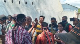 Puluhan masyarakat adat protes kepada Charles (baju kuning hitam, kacamata) yang menutup tempat ritual adat masyarakat setempat, Sabtu (5/9)