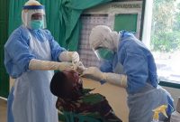 Prabinsa Kodim Sikka menjalani swab test di Aula Makodim Sikka, Senin (14/9)