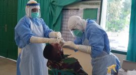 Prabinsa Kodim Sikka menjalani swab test di Aula Makodim Sikka, Senin (14/9)