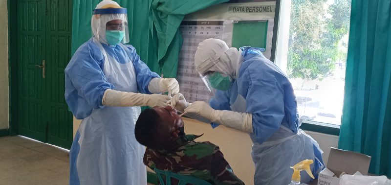 Prabinsa Kodim Sikka menjalani swab test di Aula Makodim Sikka, Senin (14/9)