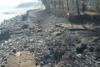 Ruas jalan yang rusak di Bangboler akibat terjangan gelombang pasang, Kamis (17/9)