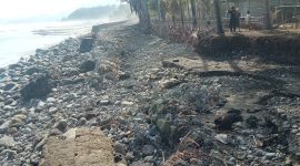 Ruas jalan yang rusak di Bangboler akibat terjangan gelombang pasang, Kamis (17/9)