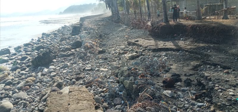 Ruas jalan yang rusak di Bangboler akibat terjangan gelombang pasang, Kamis (17/9)