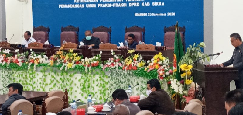 Bupati Sikka menyampaikan keterangan pemerintah pada paripurna DPRD, Rabu (23/9)