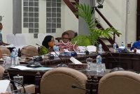 Kepala BKDPSDM Sikka Lukas Lawe sedang menjelaskan kebijakan mutasi nakes kepada Banggar DPRD Sikka, Selasa (29/9) malam