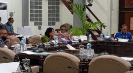 Kepala BKDPSDM Sikka Lukas Lawe sedang menjelaskan kebijakan mutasi nakes kepada Banggar DPRD Sikka, Selasa (29/9) malam