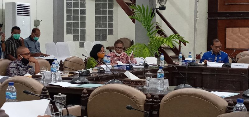 Kepala BKDPSDM Sikka Lukas Lawe sedang menjelaskan kebijakan mutasi nakes kepada Banggar DPRD Sikka, Selasa (29/9) malam