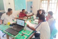 Direktur Wahana Tani Mandiri Carolus Winfridus Keupung (kiri) sedang diskusi penanggulangan bencana beberapa waktu lalu