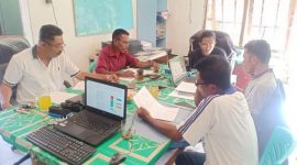 Direktur Wahana Tani Mandiri Carolus Winfridus Keupung (kiri) sedang diskusi penanggulangan bencana beberapa waktu lalu