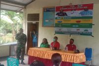 Batuud Koramil Bola Pelda Michael Kumanireng sedang memberikan sosialisasi penanganan dan pencegahan DBD, Kamis (3/9) (foto: istimewa)