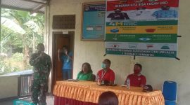 Batuud Koramil Bola Pelda Michael Kumanireng sedang memberikan sosialisasi penanganan dan pencegahan DBD, Kamis (3/9) (foto: istimewa)