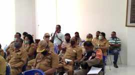 Sekretaris AWAS sedang menyampaikan tuntutan pencopotan Veri Awales Syukur sebagai Kepala Bagian Protokol dan Komunikasi Pimpinan Setda Sikka, Senin (14/9)
