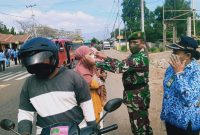 Danramil Kewapante memasang masker kepada warga yang terjaring tidak mengenakan masker, Kamis (17/9) (foto: istimewa)