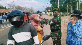 Danramil Kewapante memasang masker kepada warga yang terjaring tidak mengenakan masker, Kamis (17/9) (foto: istimewa)