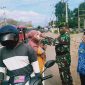 Danramil Kewapante memasang masker kepada warga yang terjaring tidak mengenakan masker, Kamis (17/9) (foto: istimewa)